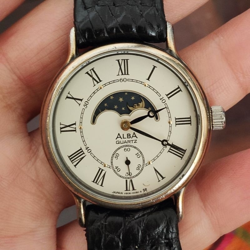 นาฬิกาญี่ปุ่น นาฬิกาวินเทจ Alba by Seiko 2เข็มครึ่ง หลักโรมัน หน้าพระจันทร์ พระอาทิตย์ ระบบถ่าน มือสองญี่ปุ่น