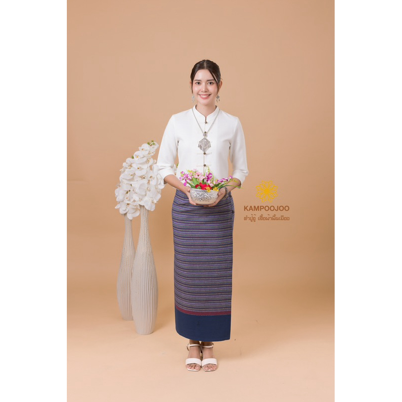 คำปู้จู้ เสื้อพื้นเมืองคอจีนสีขาว แขนสามส่วน , ผ้าถุงสำเร็จ