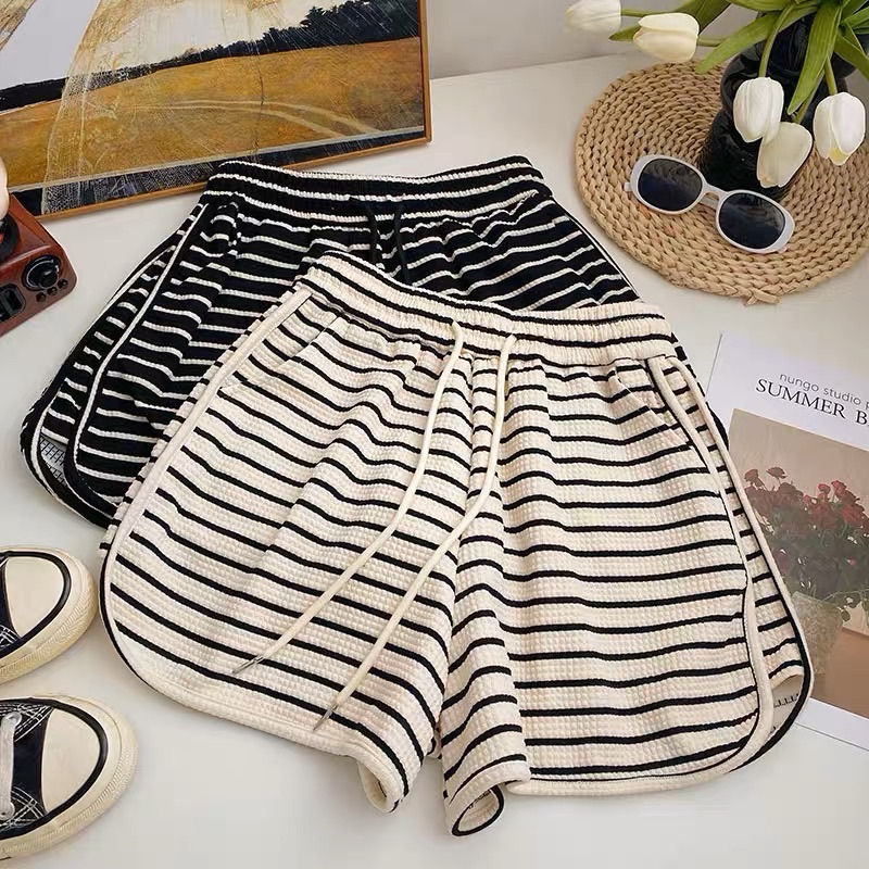 SIS.ON | พร้อมส่ง เสื้อผ้าแฟชั่นผู้หญิง กางเกงขาสั้นป้ายK ลายทาง #629