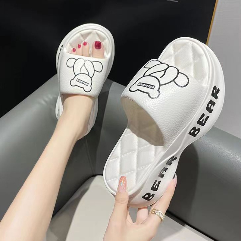 Luckkyshoes ใหม่ รองเท้าแตะแฟชั่นเอาใจสาวๆสายหวาน ทรงสวมสกรีนลายน้องหมีสุดน่ารัก ตัวพื้นดีเทลมาดูดีมาก เป็นฟิลลายคล้ายหน