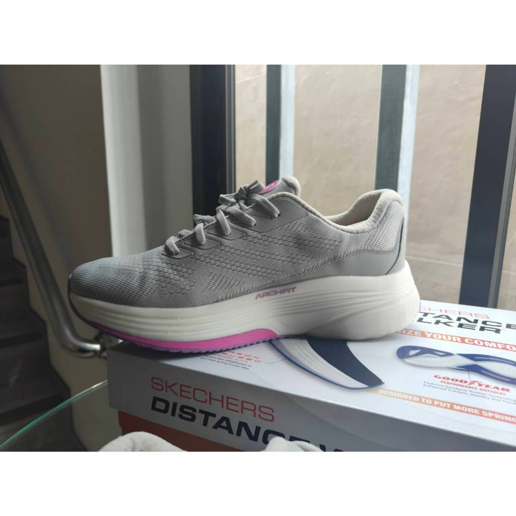 รองเท้าผ้าใบสุขภาพ Skechers รุ่น  GOwalk Distance Walker สภาพ99%