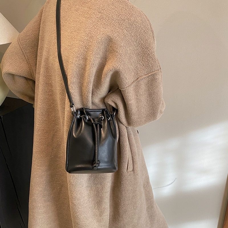 กระเป๋าหนัง สะพายข้างผู้หญิง ทรงถังจีบ ใส่มือถือได้ - Classy bag - ThaiPick