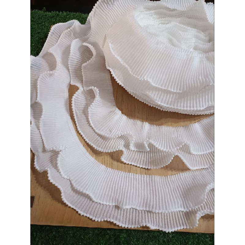 ระบายอัดพลีท2ชั้น..ขอบติดมุก2.5นิ้ว/10หลา/250บาท