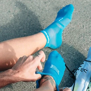 COMPRESSPORT ถุงเท้าวิ่ง Pro Racing Socks V4.0 Run Low ข้อต่ำ เล่นกีฬากลางแจ้ง เบา แห้งไว