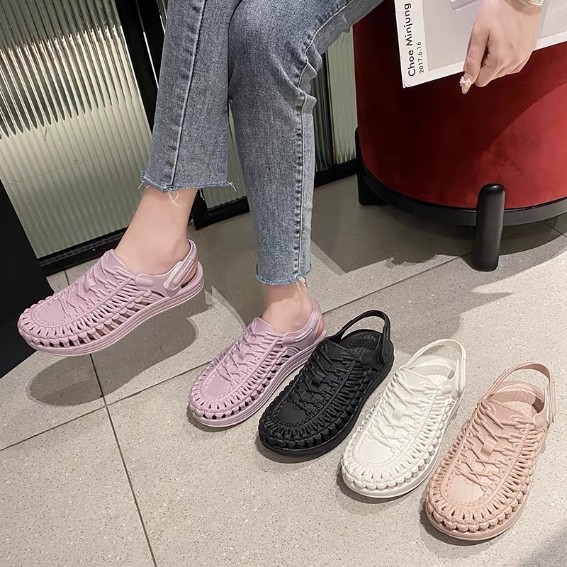 รองเท้าแตะรัดส้น ใส่สบาย น้ำหนักเบา มี4สีให้เลือก ใส่เดินชายหาดน่ารักๆ