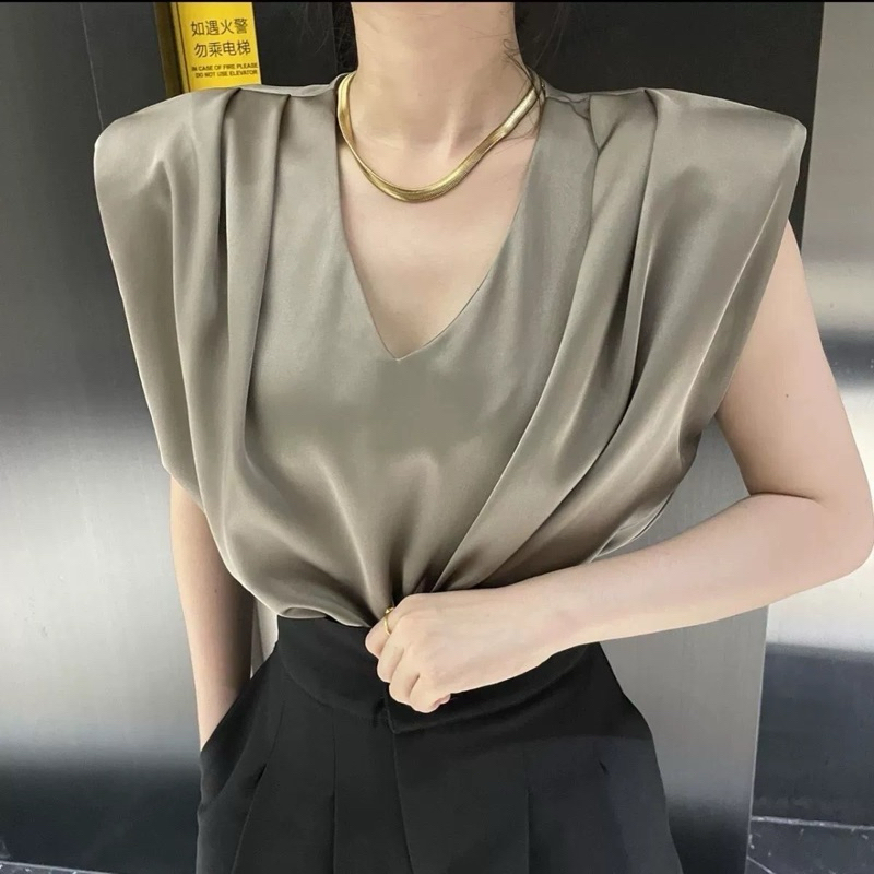Lizel Top เสื้อแขนกุดผ้าซาติน เสริมบ่า ช่วงบ่าจับจีบสวยมาก ทรงปล่อยๆ เรียบๆแต่หรู ดูดี ใส่สบายมาก