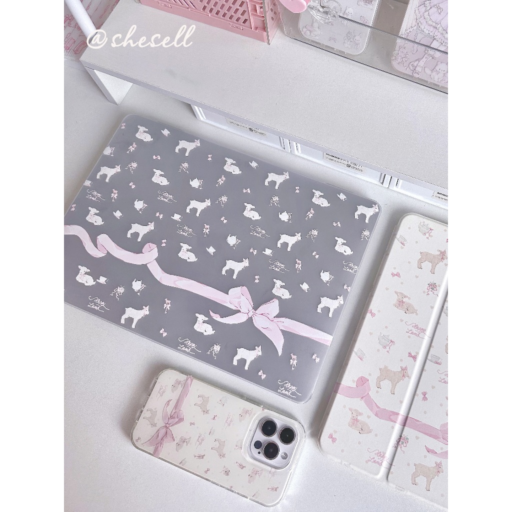 Shesell พร้อมส่ง✨ เคส macbook(ผิวด้าน) M4 ริบบิ้น Floral Air13/15/Pro13นิ้ว เคสสำหรับแมคบุ๊คใส A2681