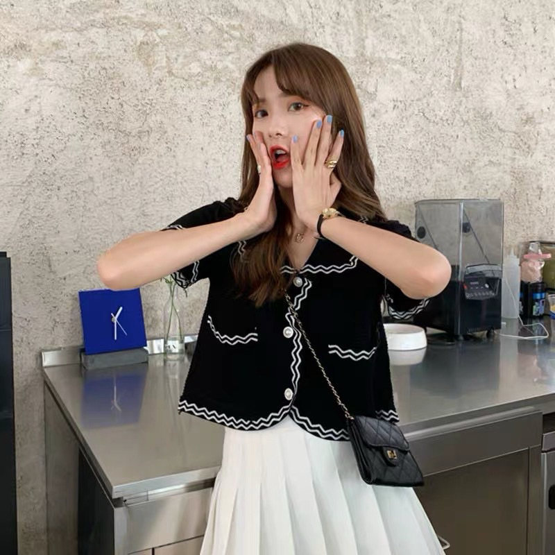 1LDK พร้อมส่ง เสื้อครอป คอปกแขนสั้น แต่ง ขอบปักลายหยักๆ ผ้าไหมพรม