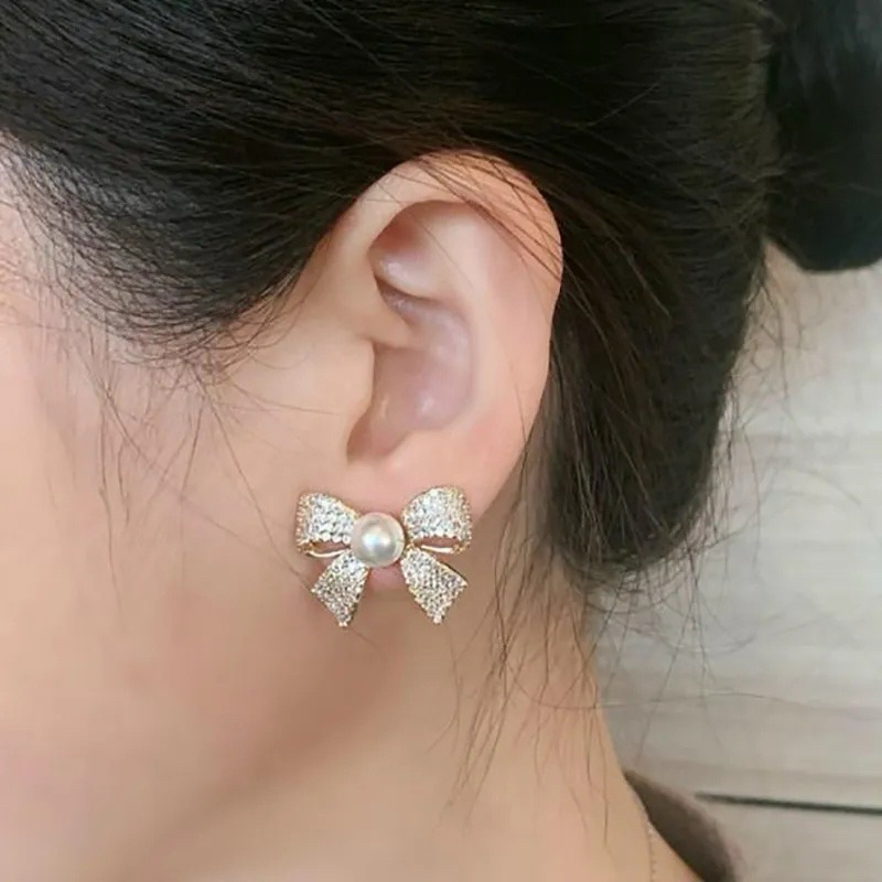 MORNING DAISYS  ต่างหูก้านเงิน 925 รูปโบว์ประดับคริสตัล