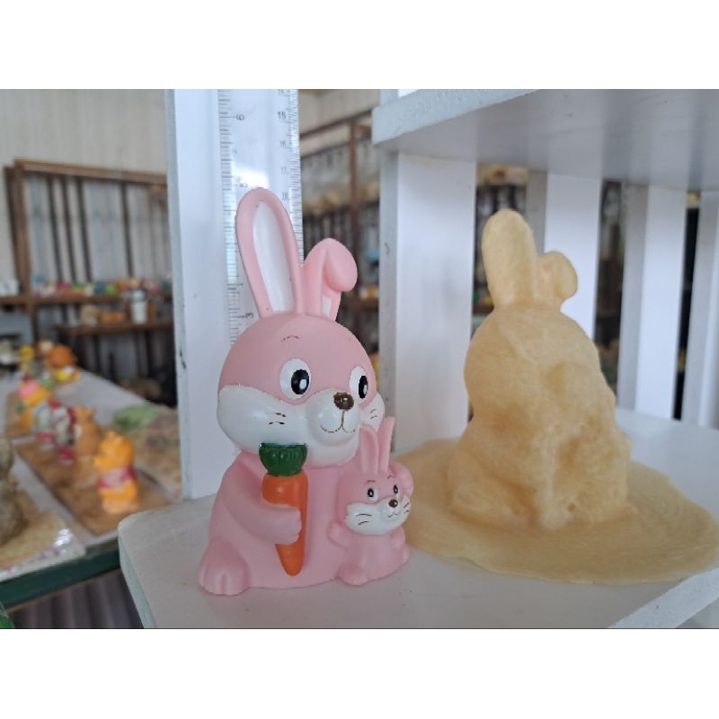 C20 แม่พิมพ์ตุ๊กตาระบายสีปูนปลาสเตอร์ แบบยางเทตุ๊กตาปูนปั้น รูปกระต่ายชมพูแม่ลูกนั่งข้าง ขนาดยาว 5 นิ้ว