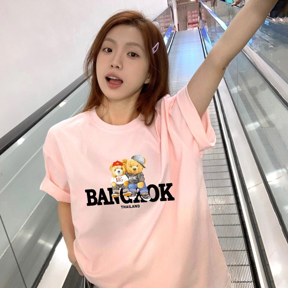 UT ใหม่ เสื้อยืด โอเวอร์ไซส์ ผู้ชายและผู้หญิง ลาย "BANGKOK" ผ้าคอตตอน ผ้าฝ้ายใส่สบาย สไตล์เกาหลี มินิมอล เสื้อน่ารักbear