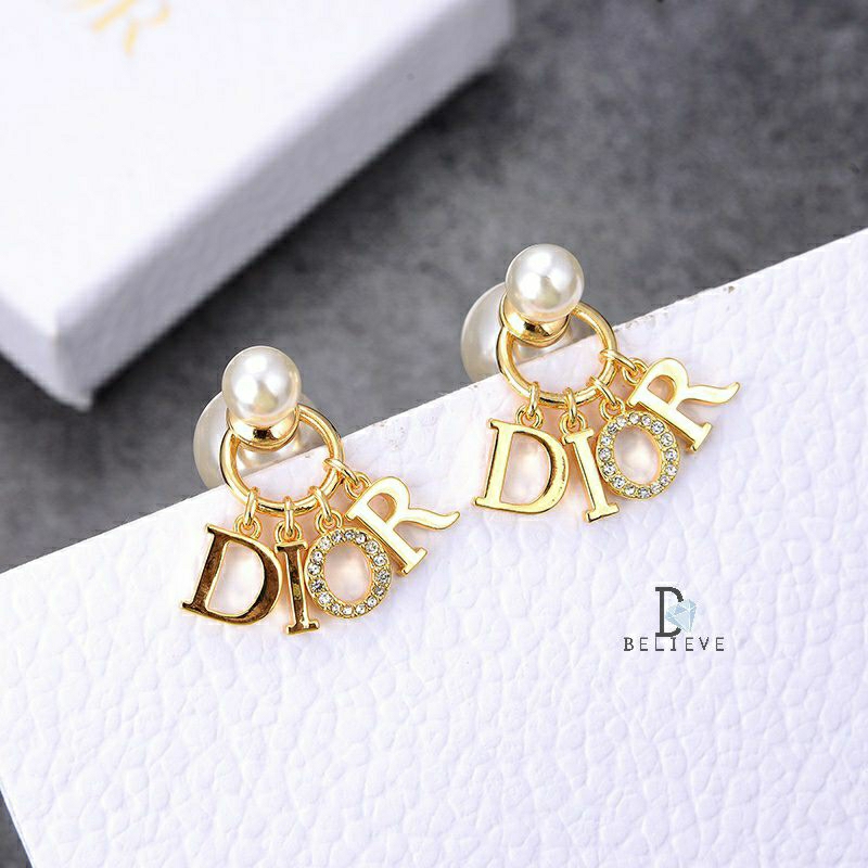ต่างหูมุกห้อยอักษร 𝗗 สี light gold ปั๊ม 𝐇𝐢𝐞𝐧𝐝