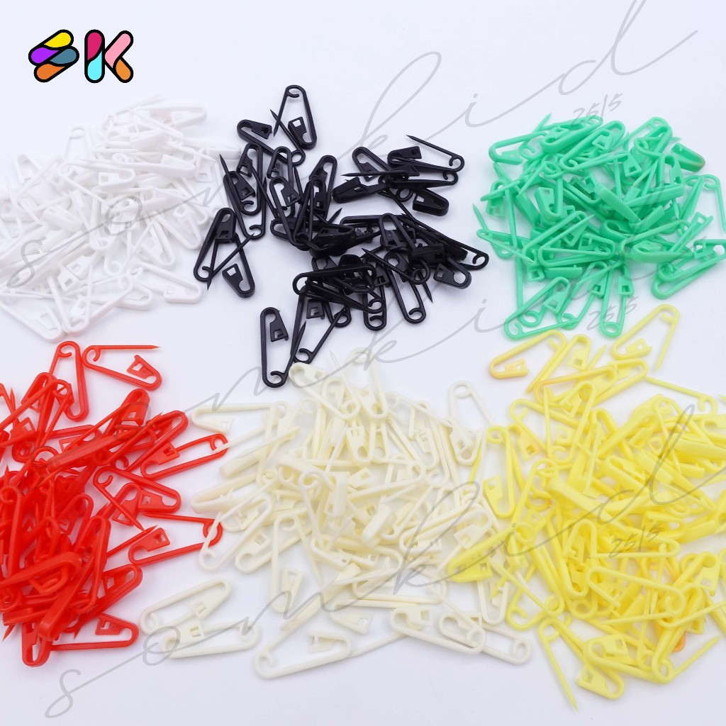 somkid เข็มกลัดซ่อนปลายมี6สี ขาว ครีม แดง ดำ เขียว เหลือง ขนาด2เซนติเมตร เนื้อพลาสติกยืดหยุ่นดี ปลายแหลมมาก