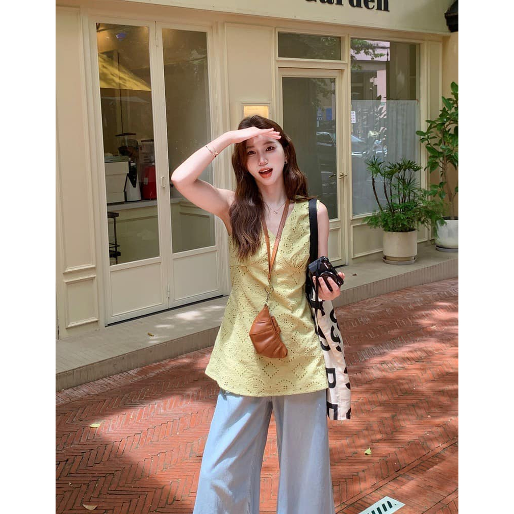 Mogwany พรี Butter V Top & Denim Pants เสื้อแขนกุดคอวี 2สี ขาว,เหลือง ลายฉลุ แมทช์คู่กับกางเกงยีนส์ทรงสวย น่ารักมากๆค่า