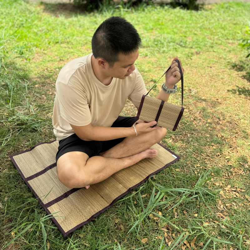 เสื่อพับ สำหรับนั่ง 1 คน ทำจากต้นกกทอเครื่อง ผืนเล็ก กะทัดรัด มีสายหิ้ว พกพาสะดวก