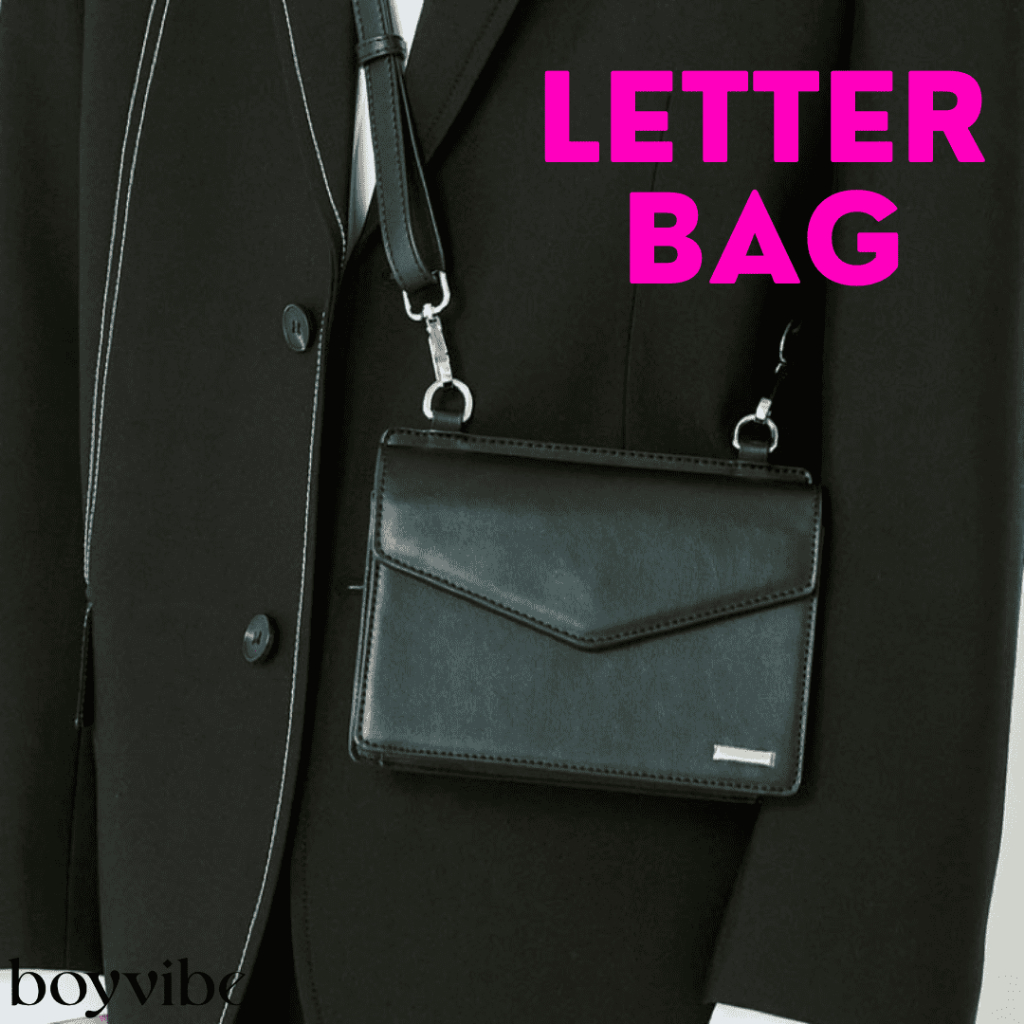 [ลดเพิ่ม30% เก็บคูปองหน้าแอพ] กระเป๋าสะพายข้าง รุ่น Letter Bag (แถมกระเป๋าใส่แอร์พอด) หนัง PU สีดำ สะพายได้ทั้ง ผญ/ผช