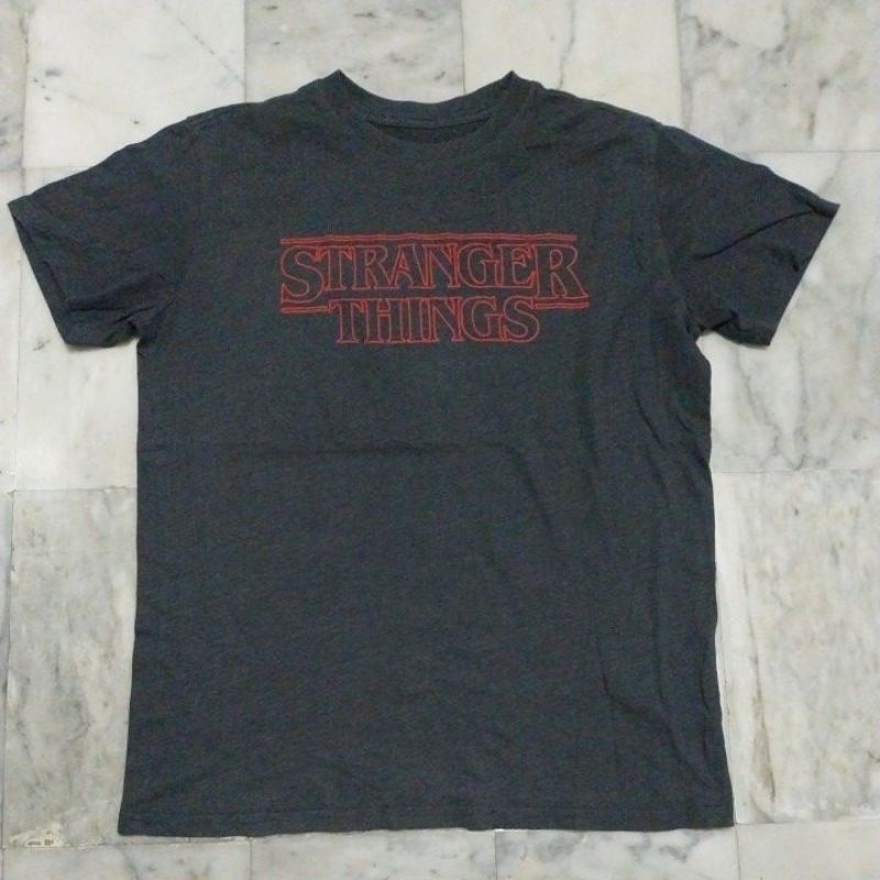 เสื้อยืดแขนสั้น แนวภาพยนตร์ซีรี่ย์ STRANGER THINGS แท้ มือสอง สภาพดี ของพร้อมส่งครับ