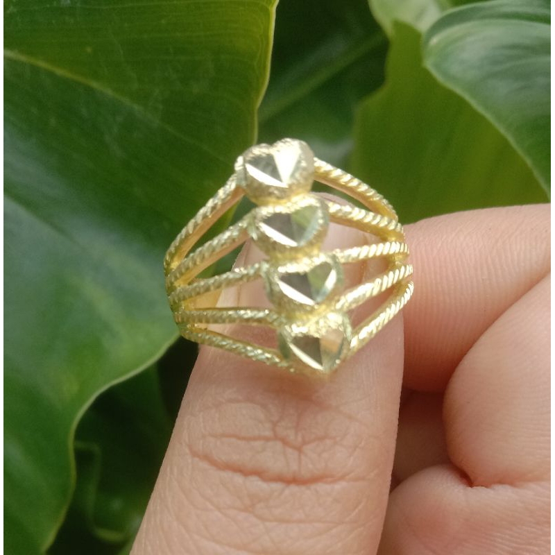 แหวนทองเหลืองแท้ผสมเนื้อเหรียญสตางค์ไม่ชุบสีลายหัวใจ 4 ดวงตัดลายจิกเพชรสวยๆมีขนาดและไซส์ให้เลือกใส่ได้เป็นประจำไม่ลอกจ้า