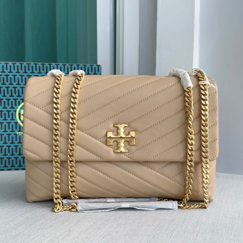 🎀 (สด-ผ่อน) กระเป๋า 11 นิ้ว 90446 สี Desert Dune TORY BURCH KIRA CHEVRON CONVERTIBLE SHOULDER BAG