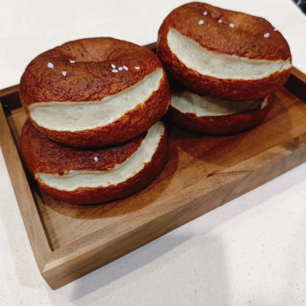 เพรสเซล เบเกิล pretzel bagel จำนวน 5 ชิ้น อบสดใหม่ทุกวัน