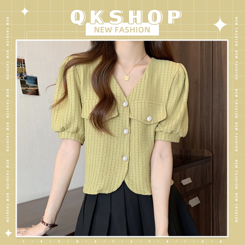 QKshop ใหม่สุด เสื้อแฟชั่นคอวี สีพื้นเรียบง่าย ใส่ได้ทุกโอกาสเลยน้า ด้านหน้าแต่งกระดุม สวยหรูดูแพงสุดๆ ราคาถู