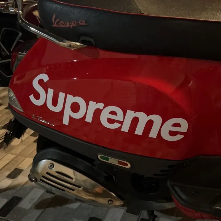 สติกเกอร์ ตัด ไดคัท ลายเส้น คำว่า Supreme  สำหรับ ติด แต่ง รถ มอเตอร์โซค์ โน้ตบุ๊ค กระเป๋าเดินทาง ลำโพง ประตู ฯลฯ