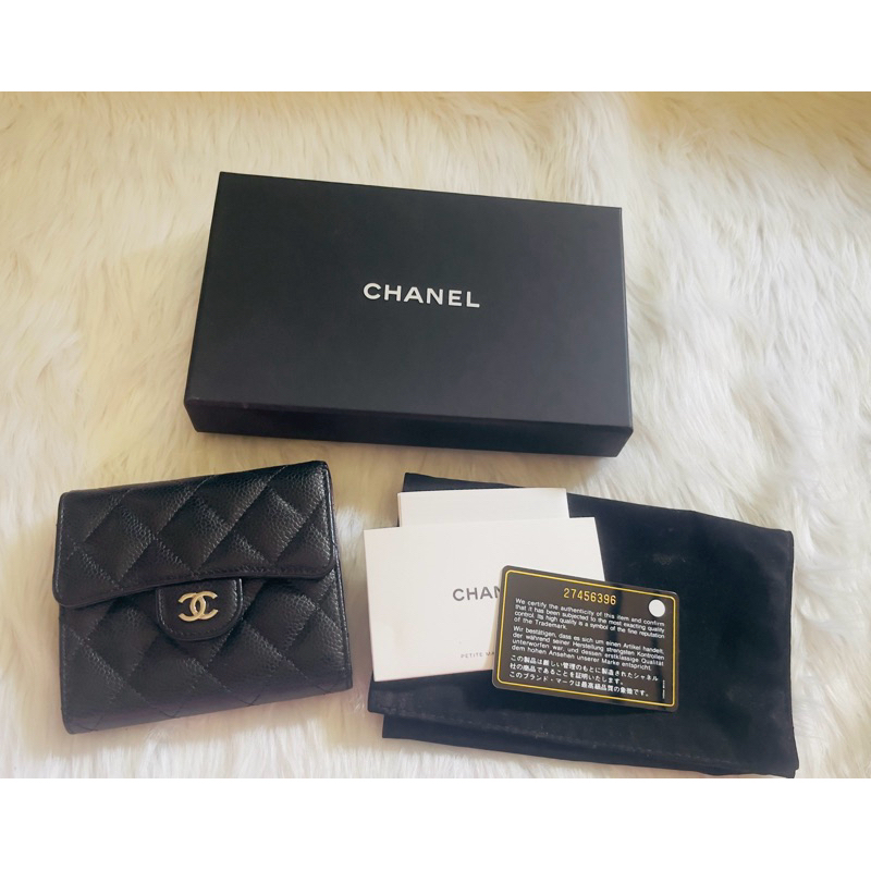 Chanel trifold wallet holo27 🤍ขอบมุมไม่ถลอก สภาพดีมาก หนังกริบบ  Price: 26,000 อุปกรณ์: การ์ด กล่อง 