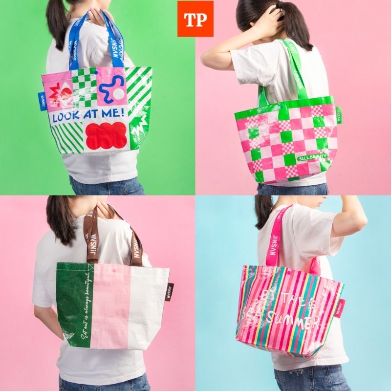 ‼️ร้านไทยพร้อมส่ง‼️ Shopping Bag/Woven Bag ขนาดเล็ก ถุงช้อปปิ้งกันน้ำแบบมีกระดุม สะพายไหล่ กระเป๋าช้