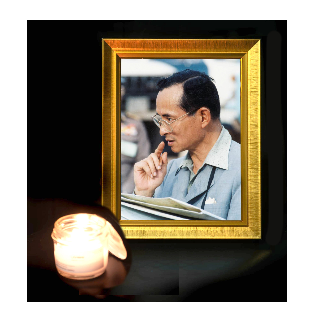 รูปในหลวงรัชกาลที่9ทรงงานพร้อมกรอบ