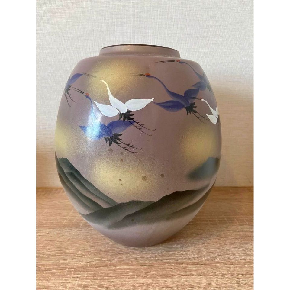 Fine Art Japanese Vase Arita. Artist Kutani Crane Flying