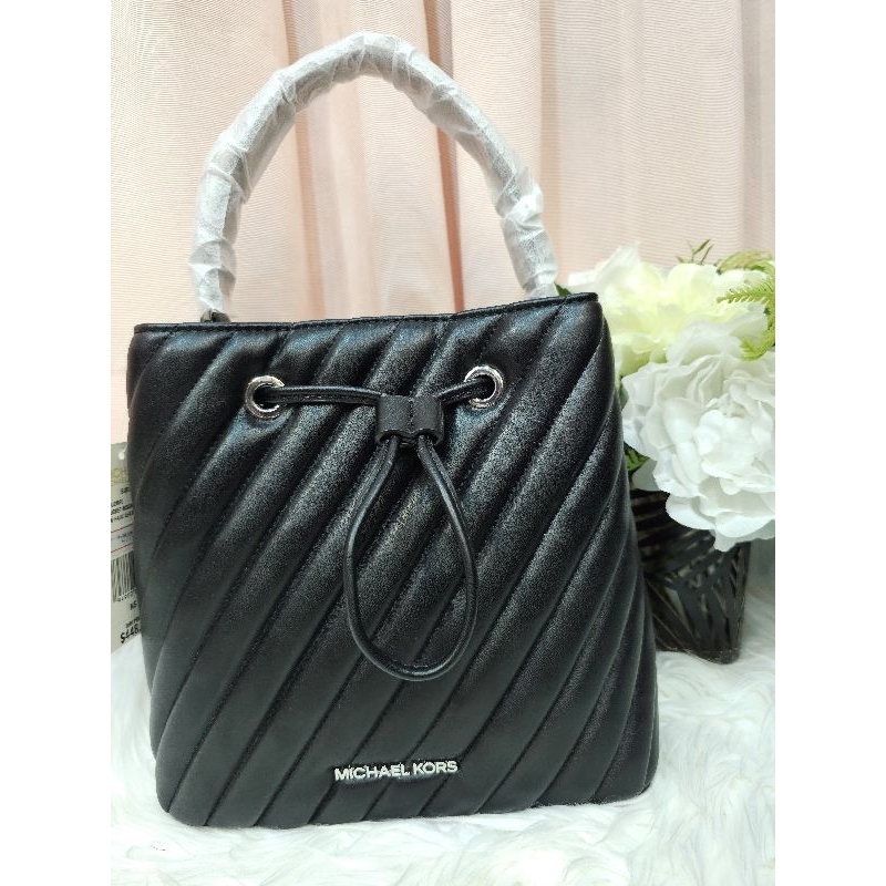 MK ขนมจีบ สีดำ Michael Kors SURI SM Bucket crossbody #35F0SU2M8U Black