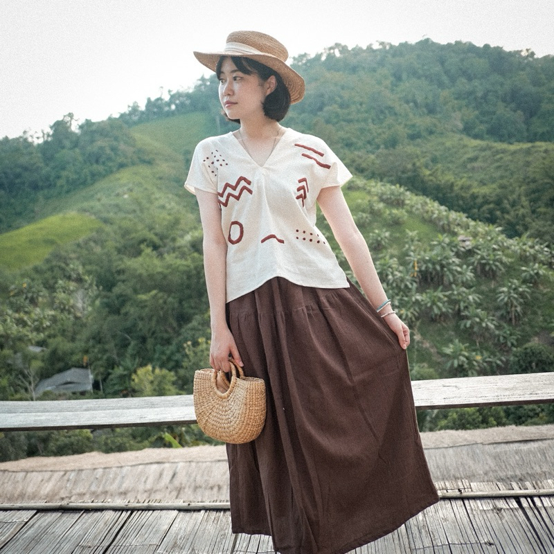 เสื้อคอวี กระโปรงสาลู2ชั้น ปักมือ เที่ยวเหนือ