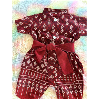 ชุดเด็กผ้าไทยลายขอสีใหม่ล่าสุดสีแดงไวน์น่าขับผิวดูผู้ดีมากเนื้อผ้าฝ้ายหมักโคลนเซ็ท3ชิ้นเสื้อโจงกระเบนและผ้าคาดเอว