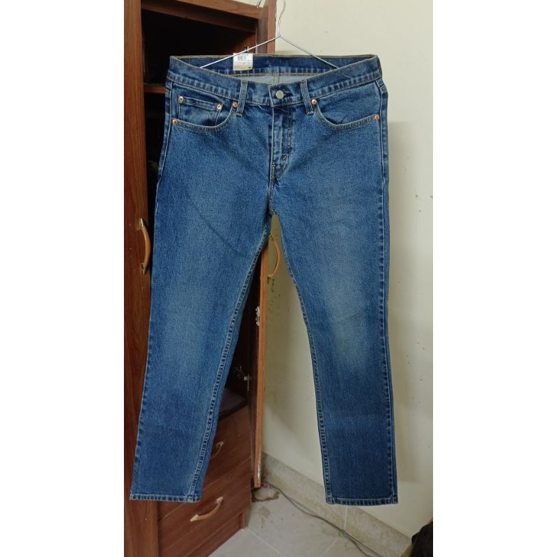 กางเกงยีนส์ชาย ลีวาย511กระบอกเล็ก ผ้ายืด ของแท้ ป้าย31วัดจริง32 ดูจากรูปได้เลยครับสวยมาก