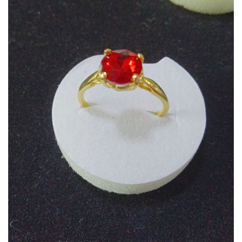 แหวนทองเหลืองแท้หัวพลอยแบบทรงกลมมีสีแดงสีเขึยวสีเหลืองตัวแหวนทำจากทองเหลืองแท้ไม่ชุบสีสามารถใส่ติดตัวได้เป็นประจำทุกวันล