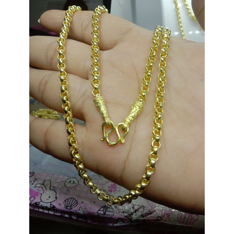 สร้อยคอลายผ่าหวายขนาดเทียบเท่า 1 บาทตัวสร้อยทำจากทองเหลืองแท้ผสมเนื้อเหรีญสตางค์ไม่ชุบสีสามารถใส่ติดตัวได้เป็นประจำทุกวั