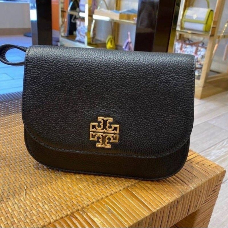 👜👜💥💥New Tory Burch Britten Small Saddle Crossbody Bag 🖤🖤สีดำ หนังแท้ อะไหล่ทอง 📌รอเช็คสต๊อกค่ะ