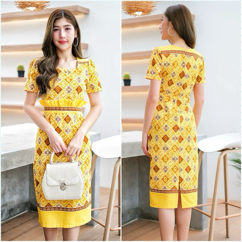 พร้อมชุดเดรสลายไทยลายดอกลักตะขอพระราชทานสีเหลืองใส่ทำงาน