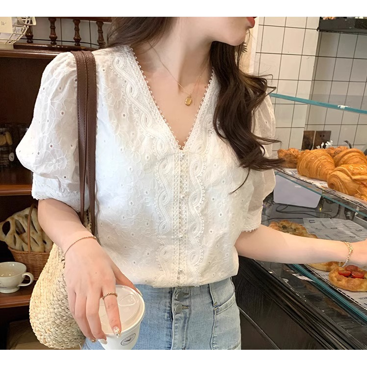 พร้อมส่ง : เสื้อลูกไม้สีขาวฉลุลายดอกไม้คอวี [LL12]