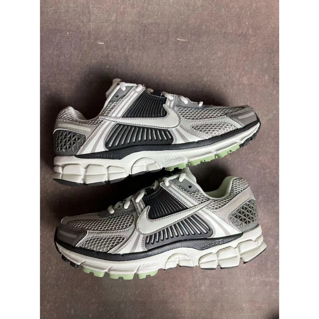 ❤ ของแท้100% รองเท้าผ้าใบ❤ NIKE AIR ZOOM VOMERO 5 FQ6868-111.FQ6868-181.FD0884-025.FD9919-001.FB8825-001 sneakers