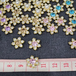 DP6 เพชรดอกไม้หลากหลายสี ขนาด11 มิล จำนวน 50 เม็ด สำหรับตกแต่งเหรียญโปรยทาน งานฝีมือต่างๆ