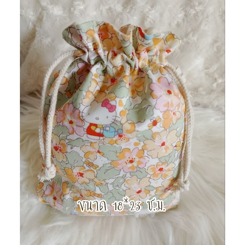 พร้อมส่ง!!!กระเป๋าผ้าหูรูดลายน้องแมวในสวนดอกไม้ ปากกระเป๋ามีและไม่มีระบายมีซับใน