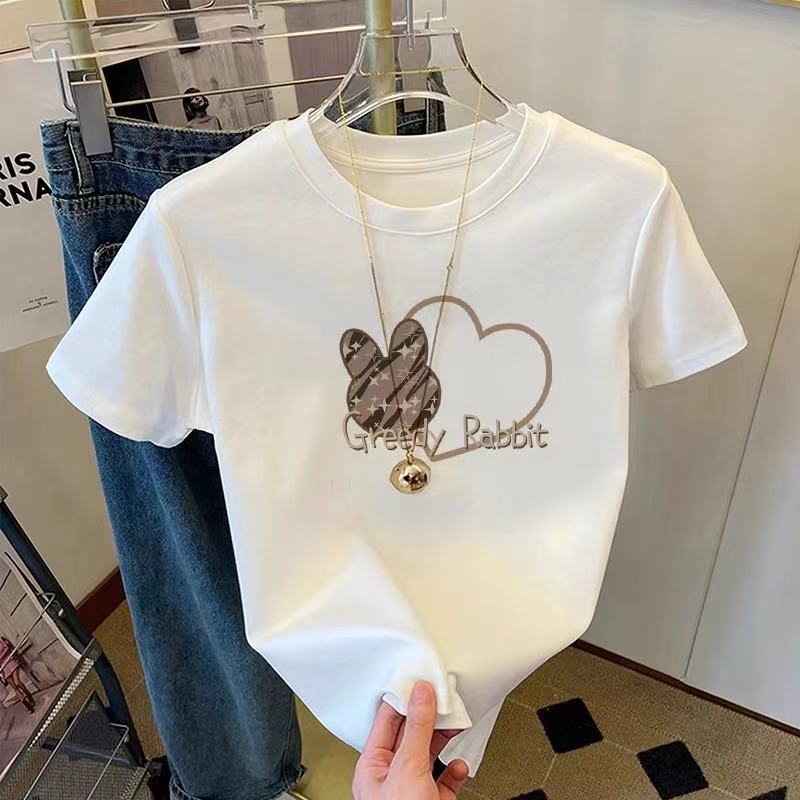 เสื้อยืดแขนสั้นสีขาว ลมฤดูร้อน ความรู้สึกการออกแบบเล็กน้อย พิมพ์แบบย่อ สบาย ๆ สบาย ๆ เสื้อด้านบน