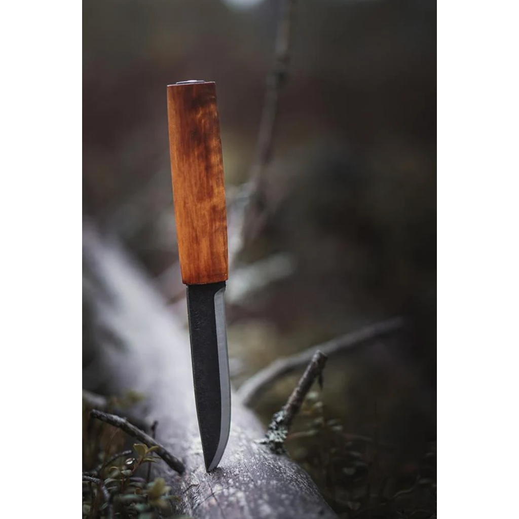 Helle Viking มีด ทำมือ ขนาดกลาง ใบมีด Carbon ด้ามไม้ พร้อมปลอกหนังแท้ (Made in Norway) by Jeep Campi