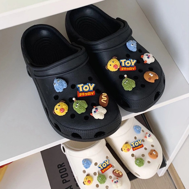 Luckkyshoes แฟชั่นใหม่ รองเท้าหัวโตแฟชั่น งานรัดส้นทรงสวย สีสันคุมโทน น้ำหนักเบามาพร้อมตัวติดการ์ตูนแบบเก๋ๆให้ไปด้วยบอกเ