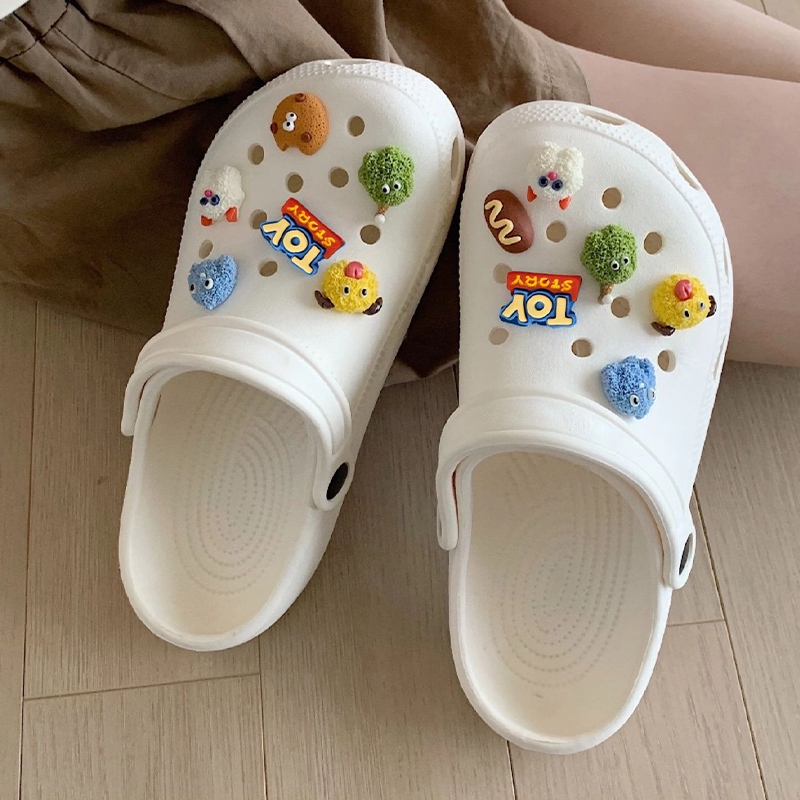 Luckkyshoes แฟชั่นใหม่ รองเท้าหัวโตแฟชั่น งานรัดส้นทรงสวย สีสันคุมโทน น้ำหนักเบามาพร้อมตัวติดการ์ตูนแบบเก๋ๆให้ไปด้วยบอกเ