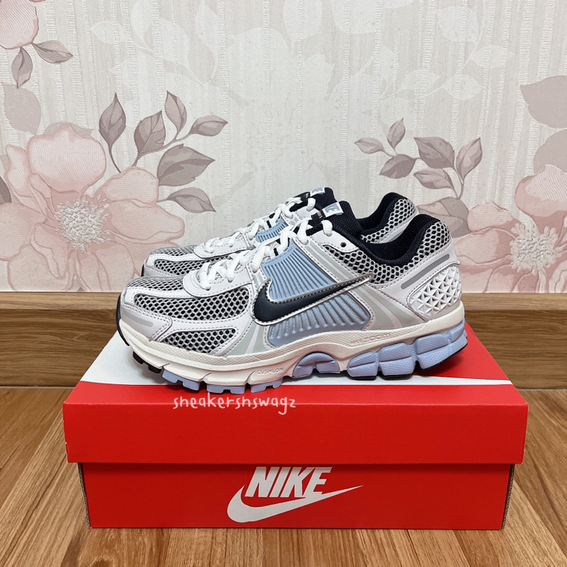 อ่านก่อนสั่งค่ะ Pre-order รองเท้า Nike Zoom Vomero 5 - (FQ7079-001) Color: Light Armory Blue