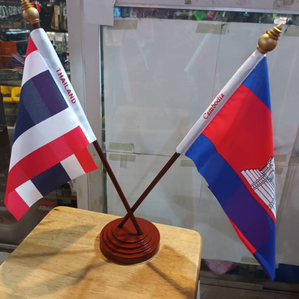 ธง ไทย กัมพูชา THAILAND CAMBODIA ธงนานาชาติ ธงตั้งโต๊ะแบบไขว้ ขนาด 14×20cm เสาพลาสติก ขนาด เส้นผ่านศูนย์กลาง 7.5cm สูง 3