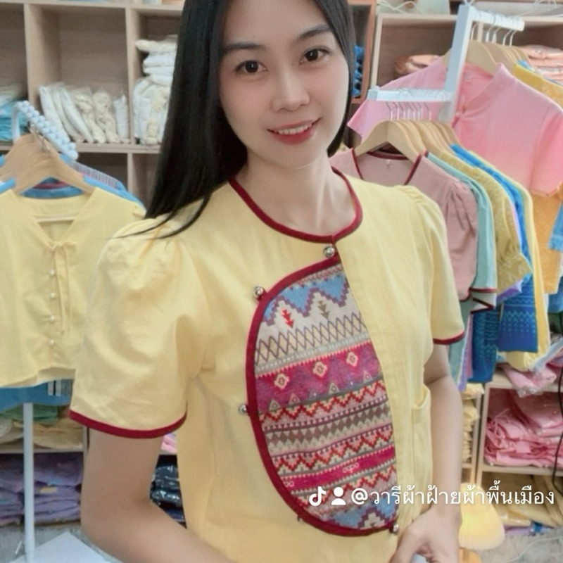รุ่นคอกลมแต่งลายผ้าทอสีสันน่ารัก