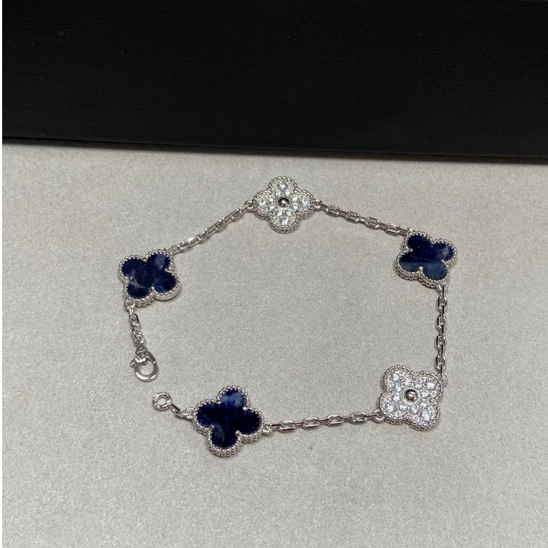 Pre order ราคา3700 Van Cleef & Arpels Stone Five Flower Bracelet สร้อยข้อมือ